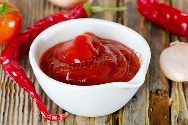 Foto ostrogo ketchupa iz pomidorov na zimu