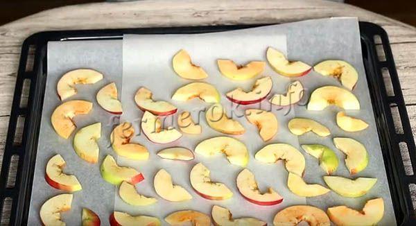 Нарезанные яблоки раскладывают на противень и ставят в духовой шкаф