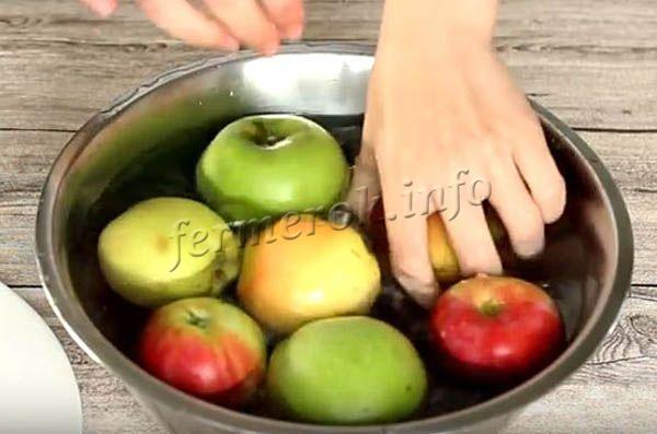 Яблоки тщательно моют и вытирают, чтобы они были сухими