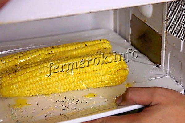 Как варить кукурузу в початках в микроволновке