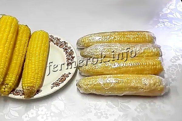 Заморозить кукурузу в початках можно и после бланшировки