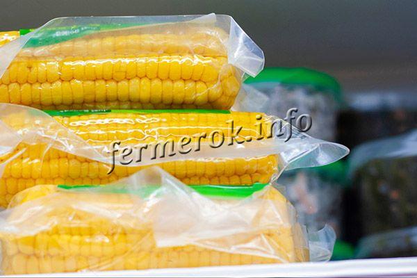Чистые кочаны кукурузы нужно вымыть, просушить, запаковать в пакеты и положить в морозильную камеру
